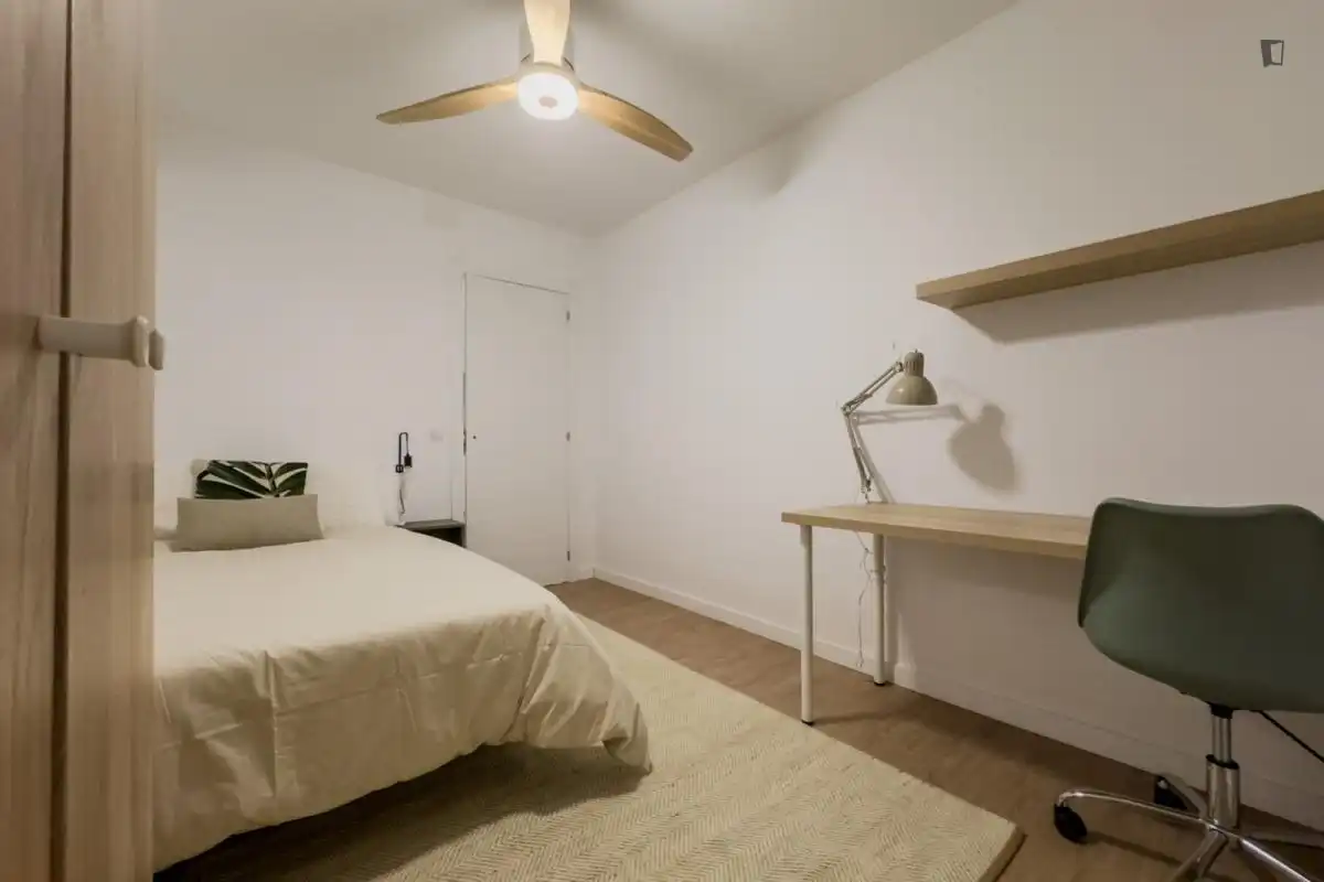 Bedroom of Apartments for share in  Barcelona Capital  with Air Conditioner, Heating and Furnished