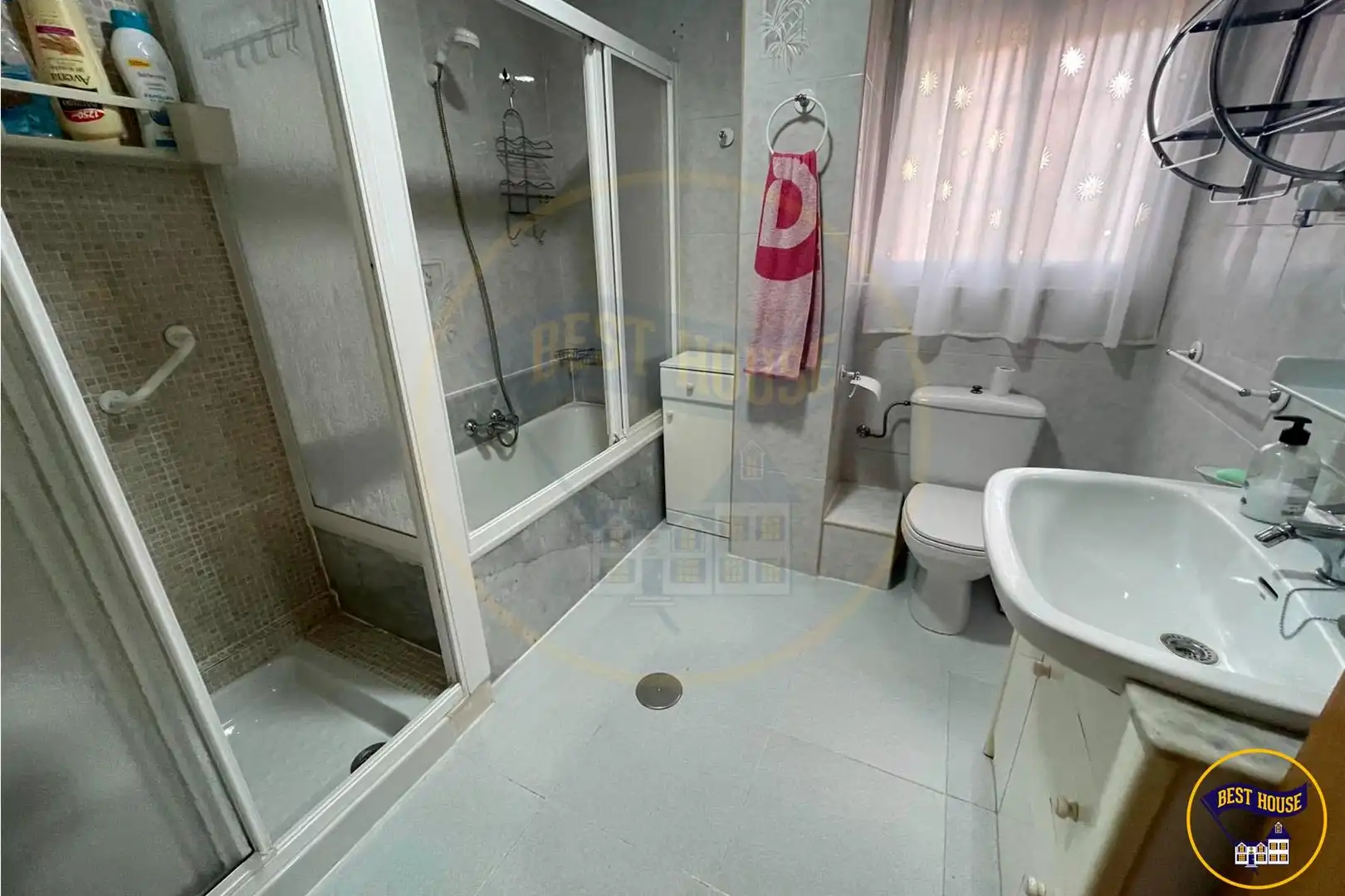 Bathroom of Flat for share in Cuenca  with Heating, Parquet flooring and Terrace