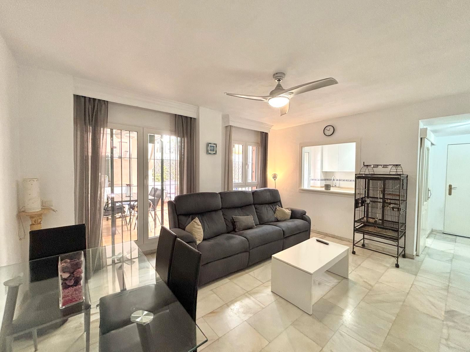 Living room of Flat for sale in Benalmádena  with Air Conditioner, Terrace and Furnished