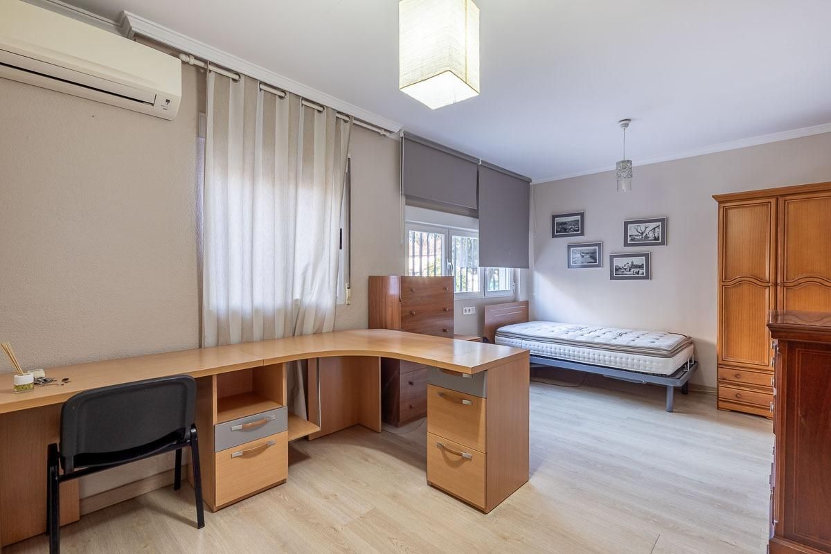 Bedroom of Single-family semi-detached for sale in  Granada Capital  with Heating and Terrace