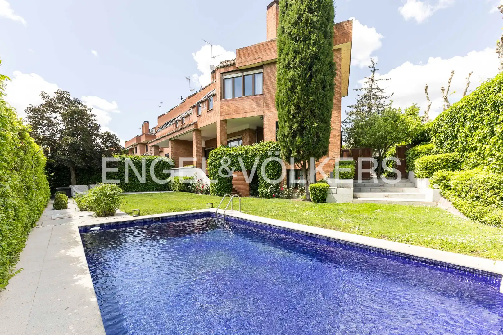 Vista exterior de Casa o chalet de alquiler en Pozuelo de Alarcón con Aire acondicionado, Calefacción y Jardín privado