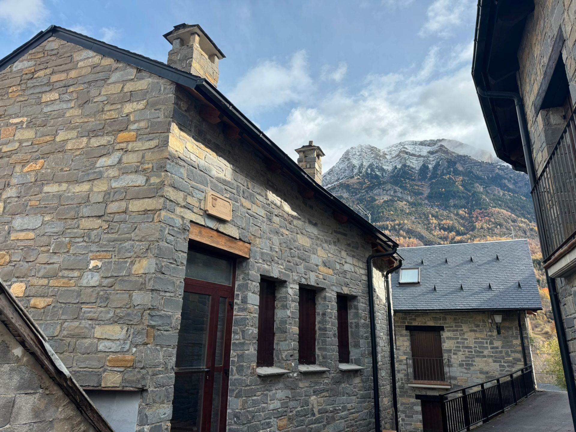 Vista exterior de Casa adosada en venda en Hoz de Jaca amb Calefacció, Parquet i Traster
