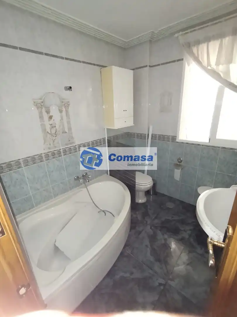 Baño de Piso en venta en Torredelcampo con Terraza y Amueblado
