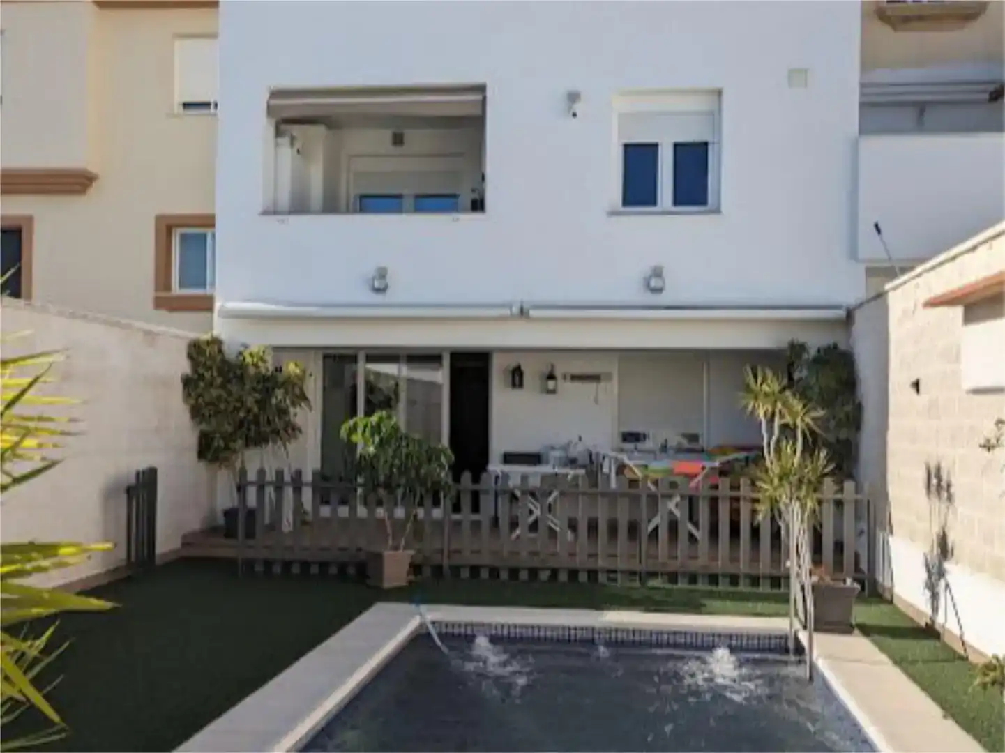 Vista exterior de Casa adosada en venda en Lebrija amb Aire condicionat, Piscina i Balcó