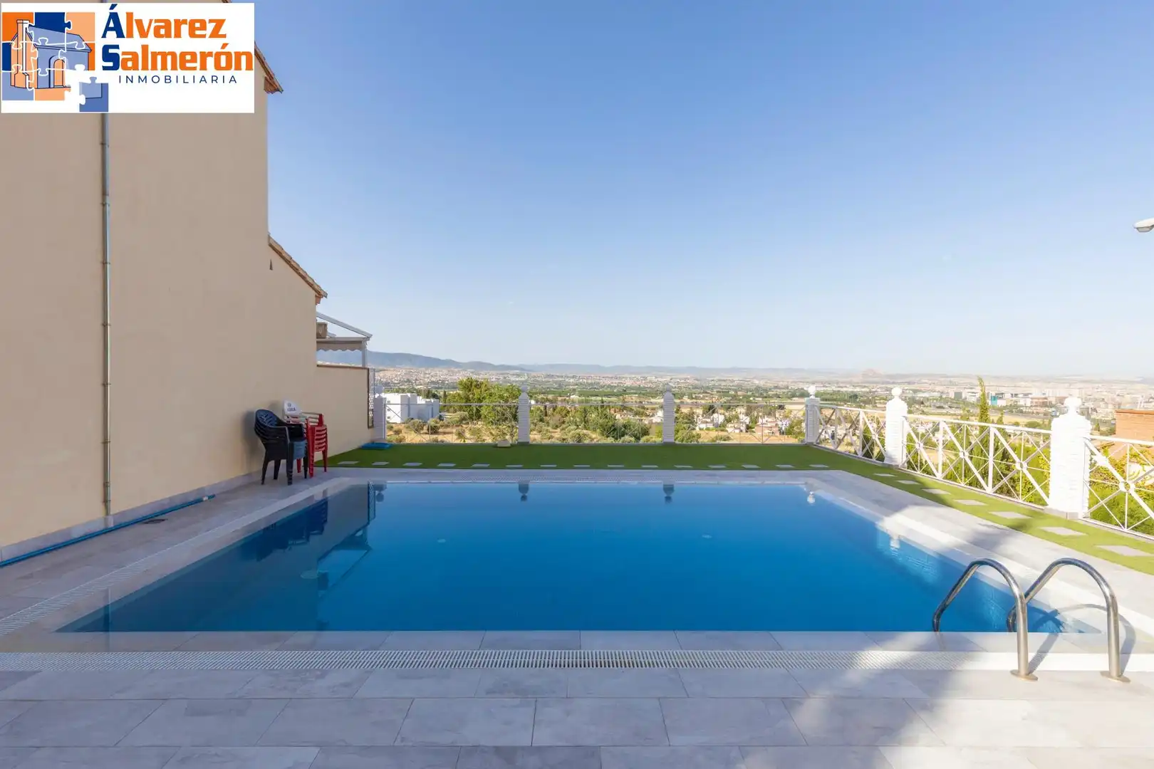 Schwimmbecken von Einfamilien-Reihenhaus zum Verkauf in Granada mit Klimaanlage, Heizung und Terrasse