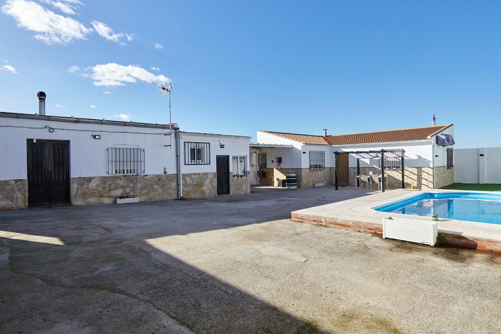 Exterior view of Country house for sale in Mengíbar  with Air Conditioner, Swimming Pool and Furnished