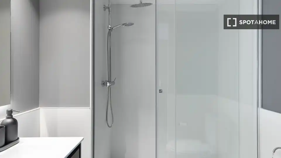 Baño de Piso de alquiler en Valencia con Aire acondicionado, Calefacción y Amueblado