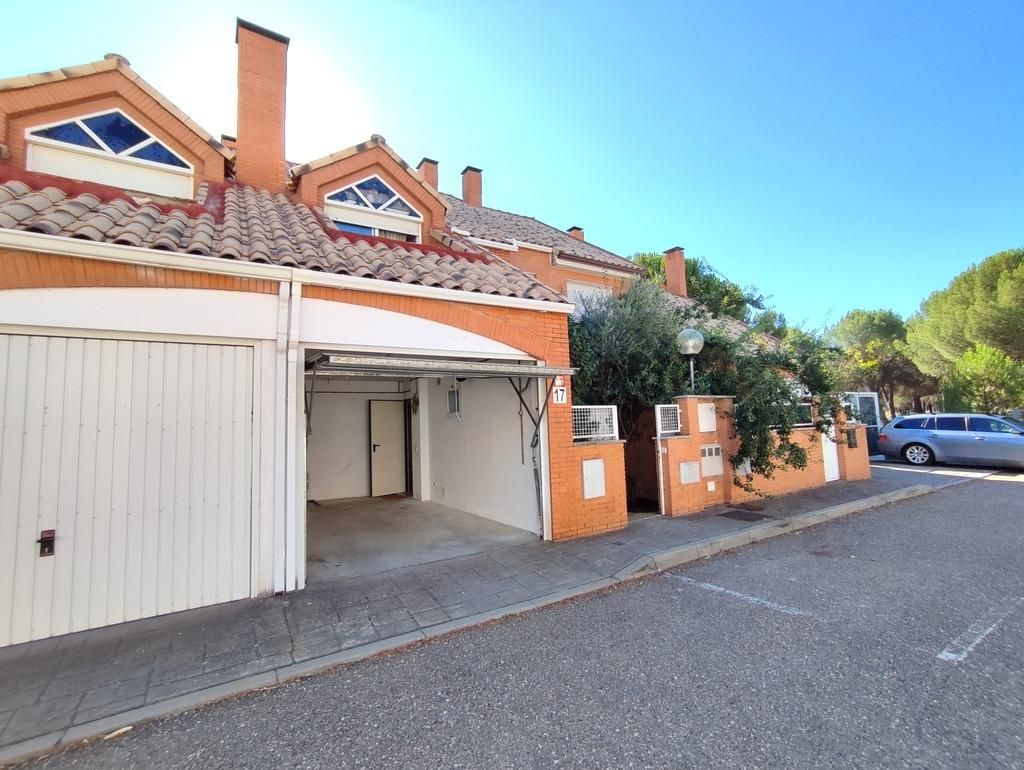 Exterior view of Single-family semi-detached for sale in Aldeamayor de San Martín  with Heating, Terrace and Balcony