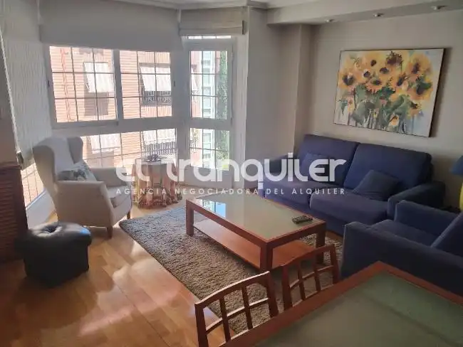 Wohnzimmer von Wohnung zur Miete in Madrid mit Parkett, Schwimmbad und Möbliert