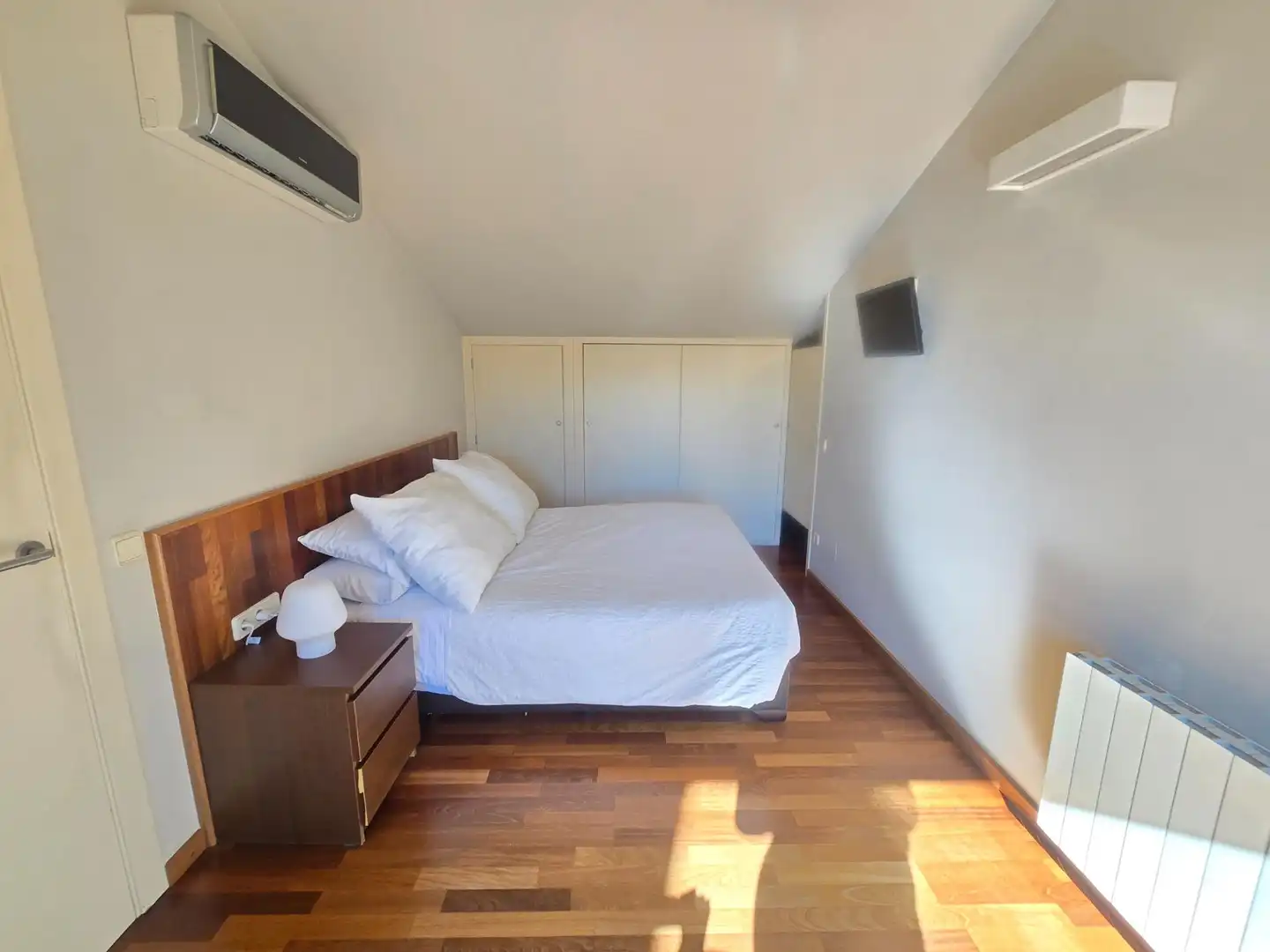 Bedroom of Duplexes for rent in El Masnou  with Air Conditioner, Heating and Private garden