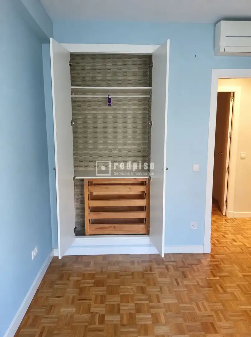 Bedroom of Flat for rent in Madrid  with Air Conditioner, Heating and Parquet flooring