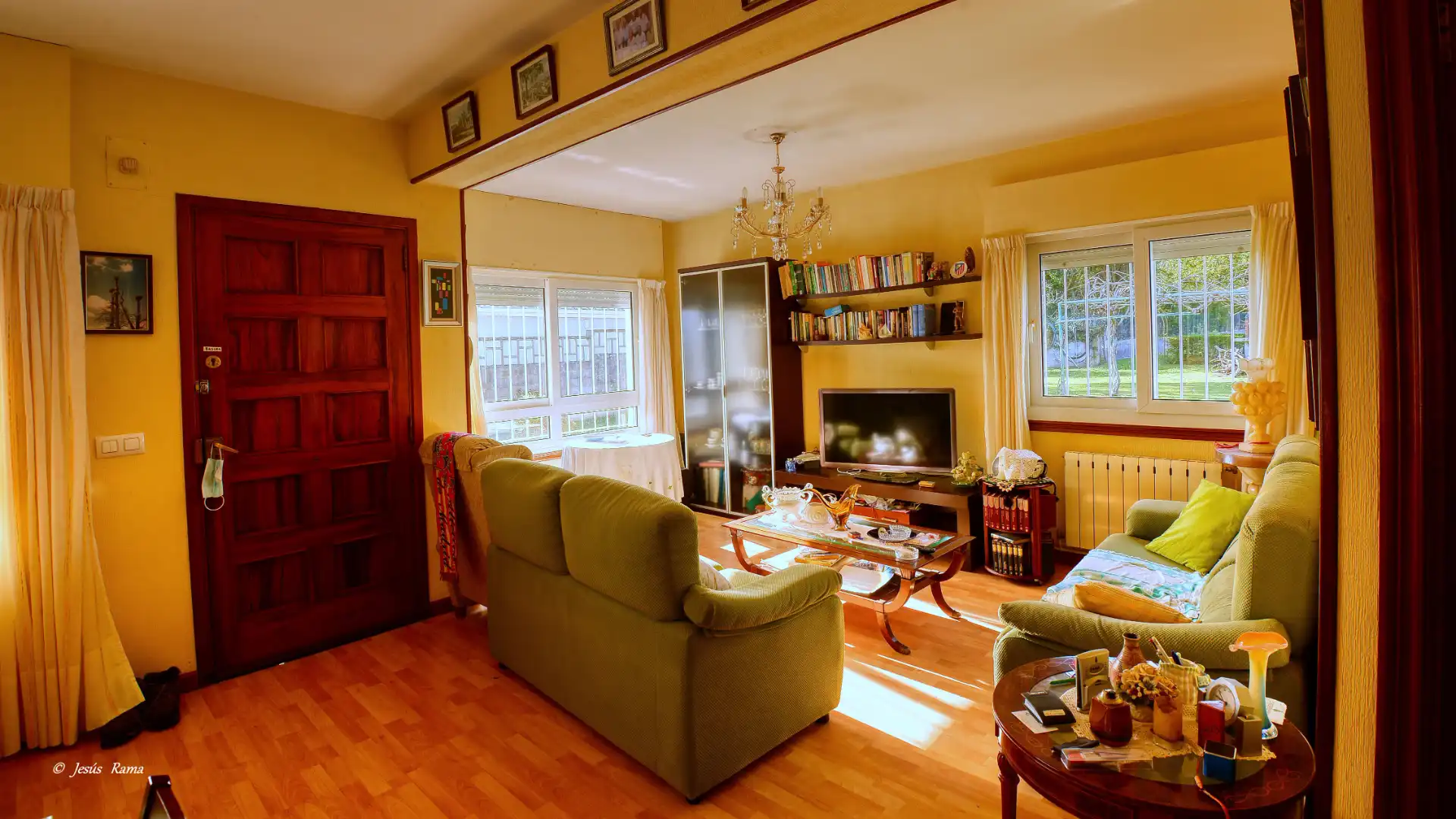 Sala d'estar de Casa o xalet en venda en Oleiros amb Jardí privat, Traster i Moblat