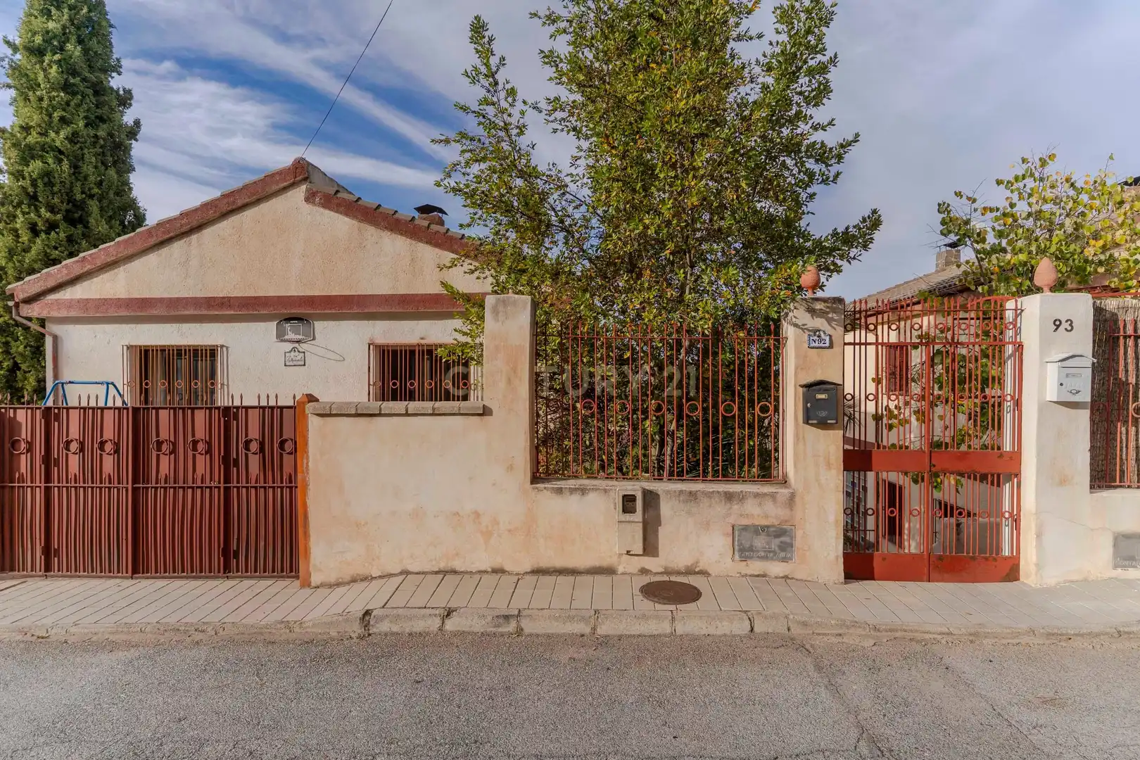 Vista exterior de Casa o xalet en venda en La Zubia amb Jardí privat i Traster