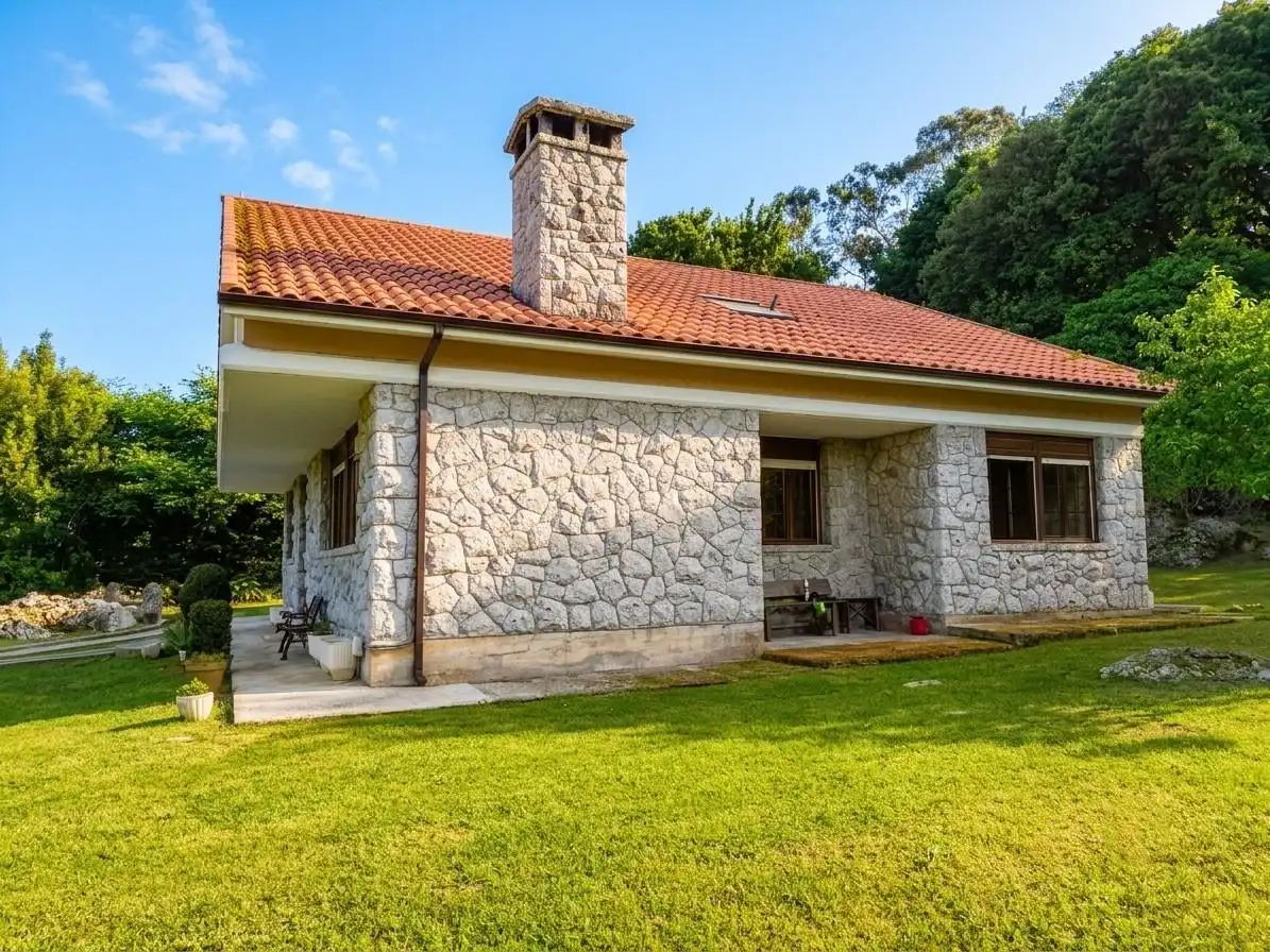 Vista exterior de Casa o chalet en venta en Villaescusa (Cantabria) con Calefacción, Jardín privado y Terraza