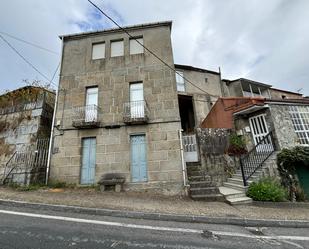 Vista exterior de Casa o xalet en venda en Leiro amb Jardí privat, Traster i Moblat
