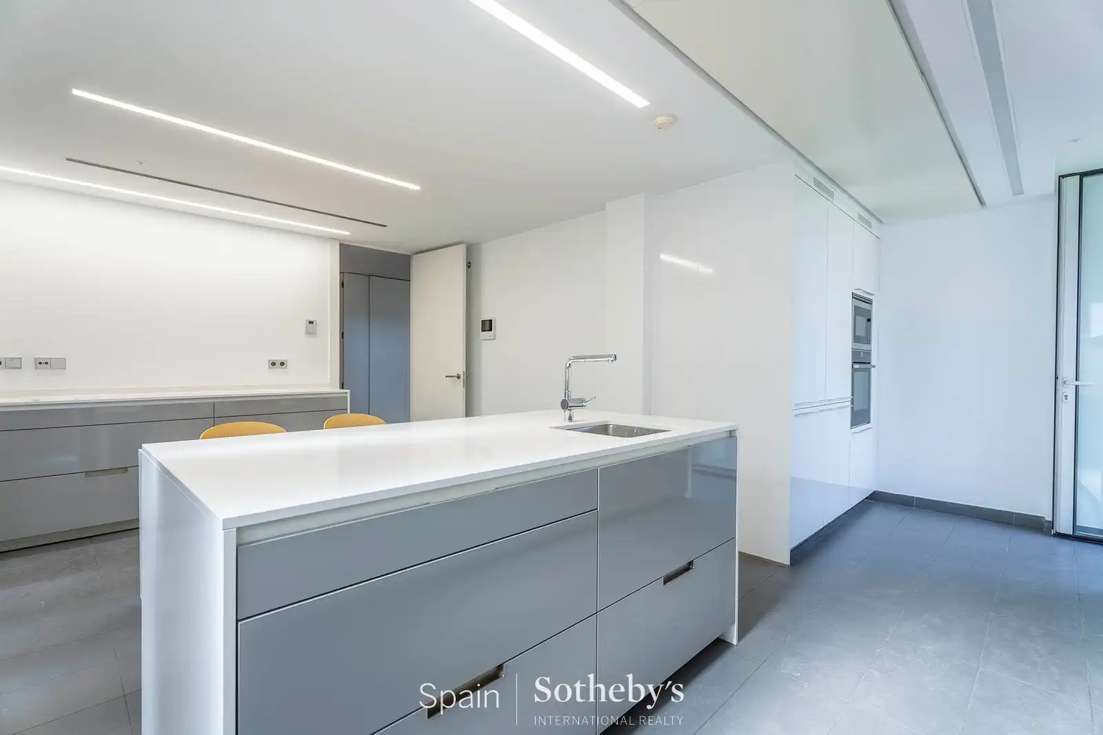 Cocina de Casa adosada en venta en Madrid con Aire acondicionado, Calefacción y Jardín privado