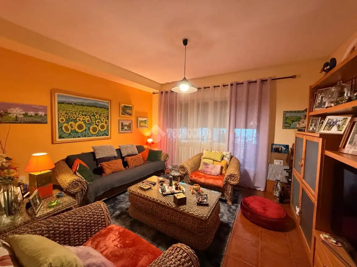 Wohnzimmer von Einfamilien-Reihenhaus zum Verkauf in Torrejón del Rey mit Klimaanlage, Heizung und Privatgarten