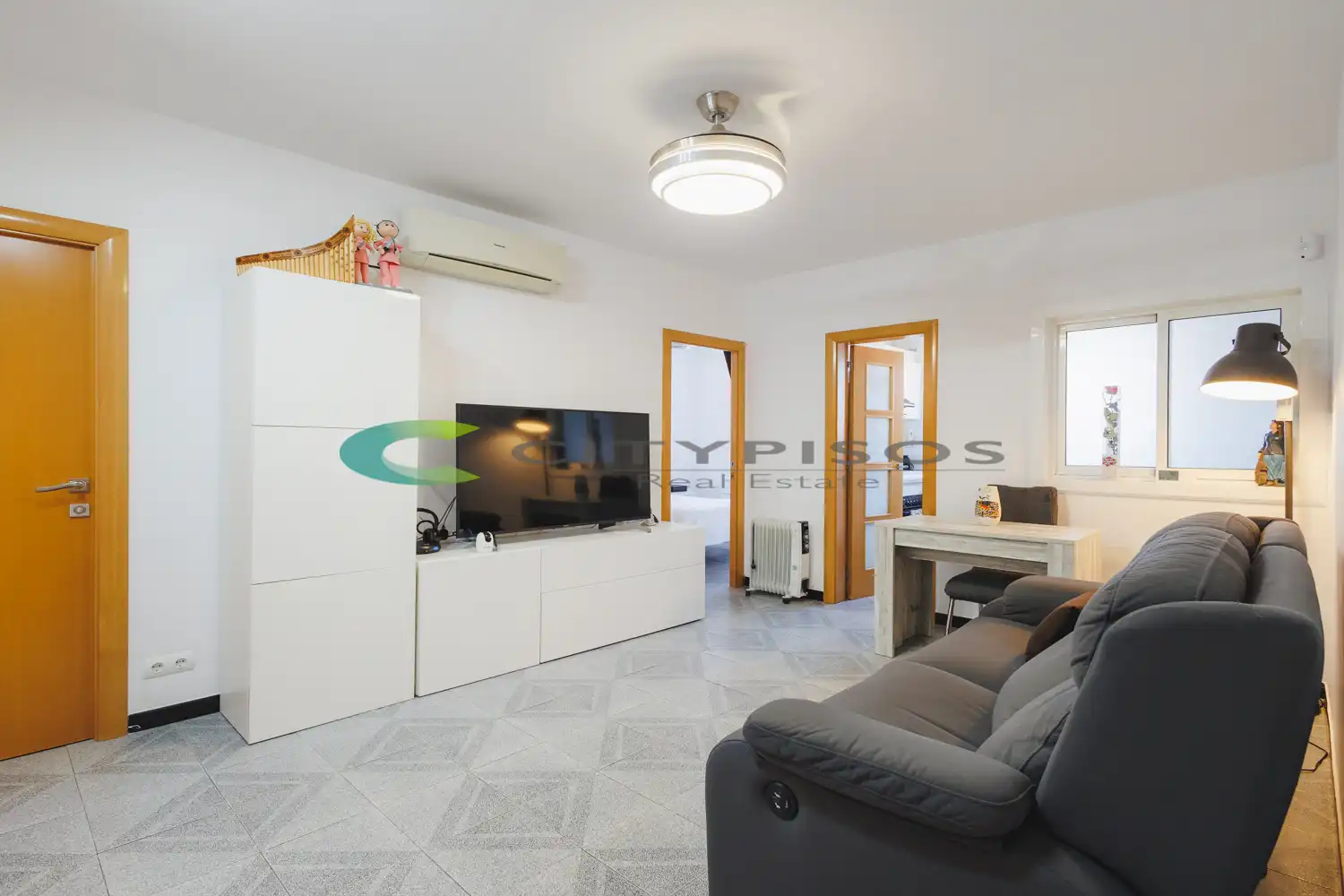 Living room of Flat for sale in Barcelona  with Air Conditioner and Oven