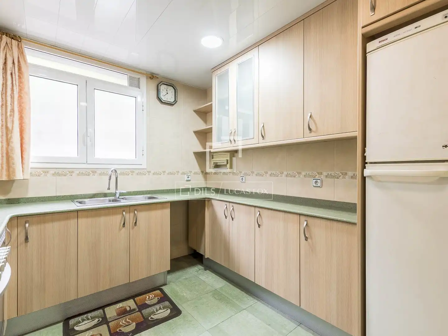 Küche von Wohnung zum Verkauf in Barcelona mit Klimaanlage, Privatgarten und Terrasse