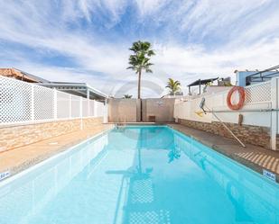 Piscina de Casa adosada en venda en San Bartolomé de Tirajana amb Aire condicionat, Calefacció i Jardí privat