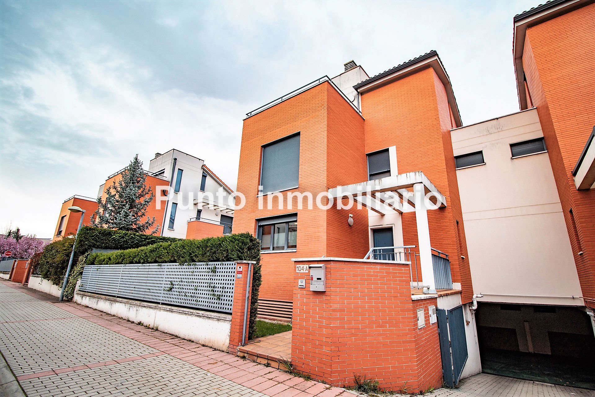 Vista exterior de Casa o xalet en venda en Valladolid Capital amb Calefacció, Jardí privat i Parquet