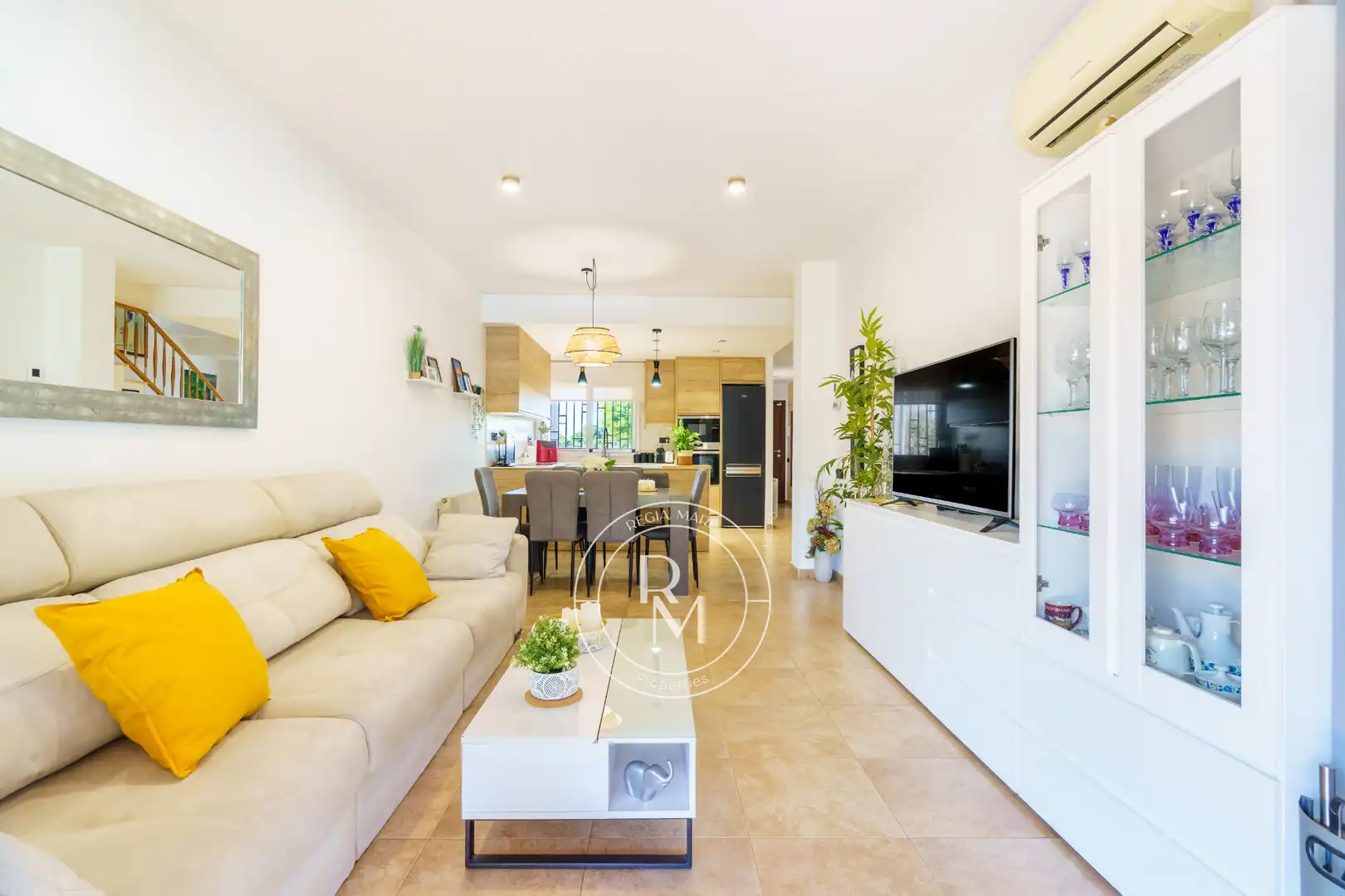 Sala de estar de Casa adosada en venta en Roda de Berà con Aire acondicionado, Calefacción y Jardín privado