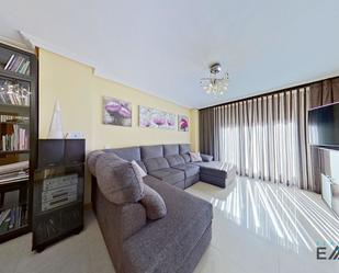 Sala d'estar de Pis en venda en Parla amb Aire condicionat i Piscina