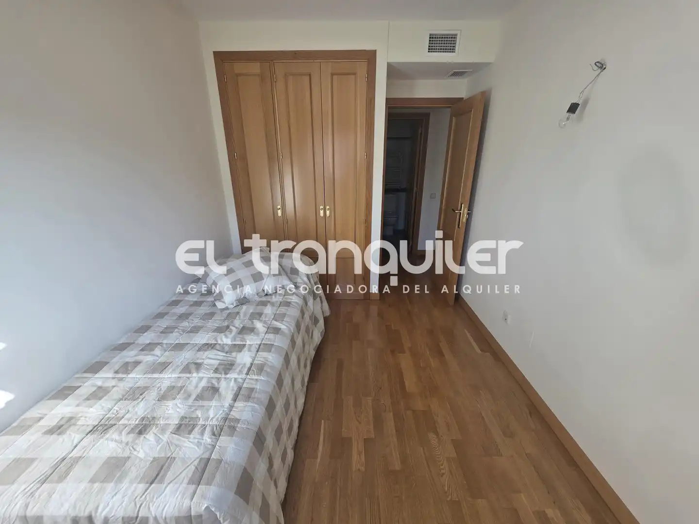 Bedroom of Flat for rent in Madrid  with Air Conditioner, Parquet flooring and Swimming Pool