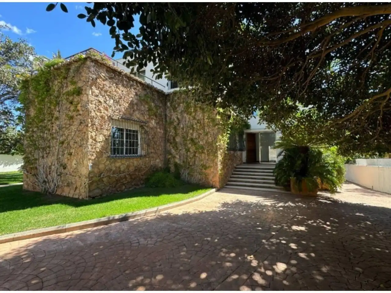 Vista exterior de Casa o xalet en venda en Riba-roja de Túria amb Aire condicionat, Calefacció i Jardí privat