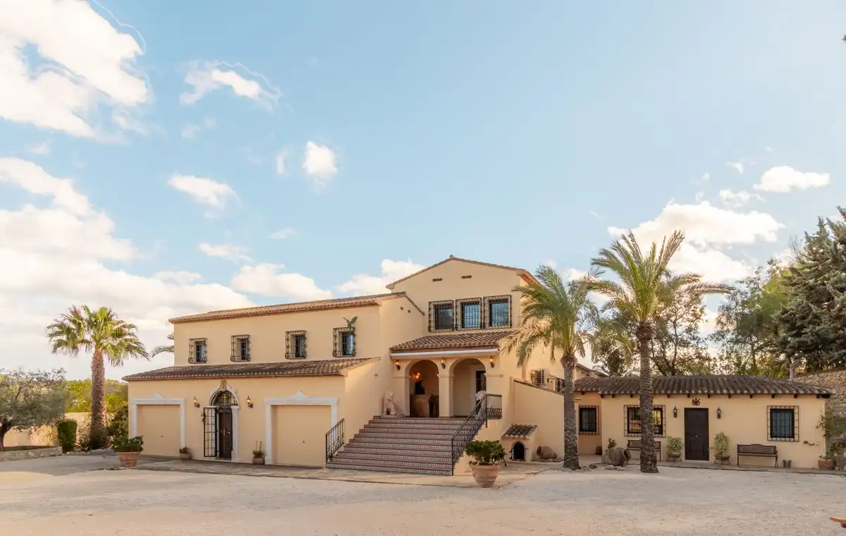 Chalet con piscina en venta en Benissa pueblo