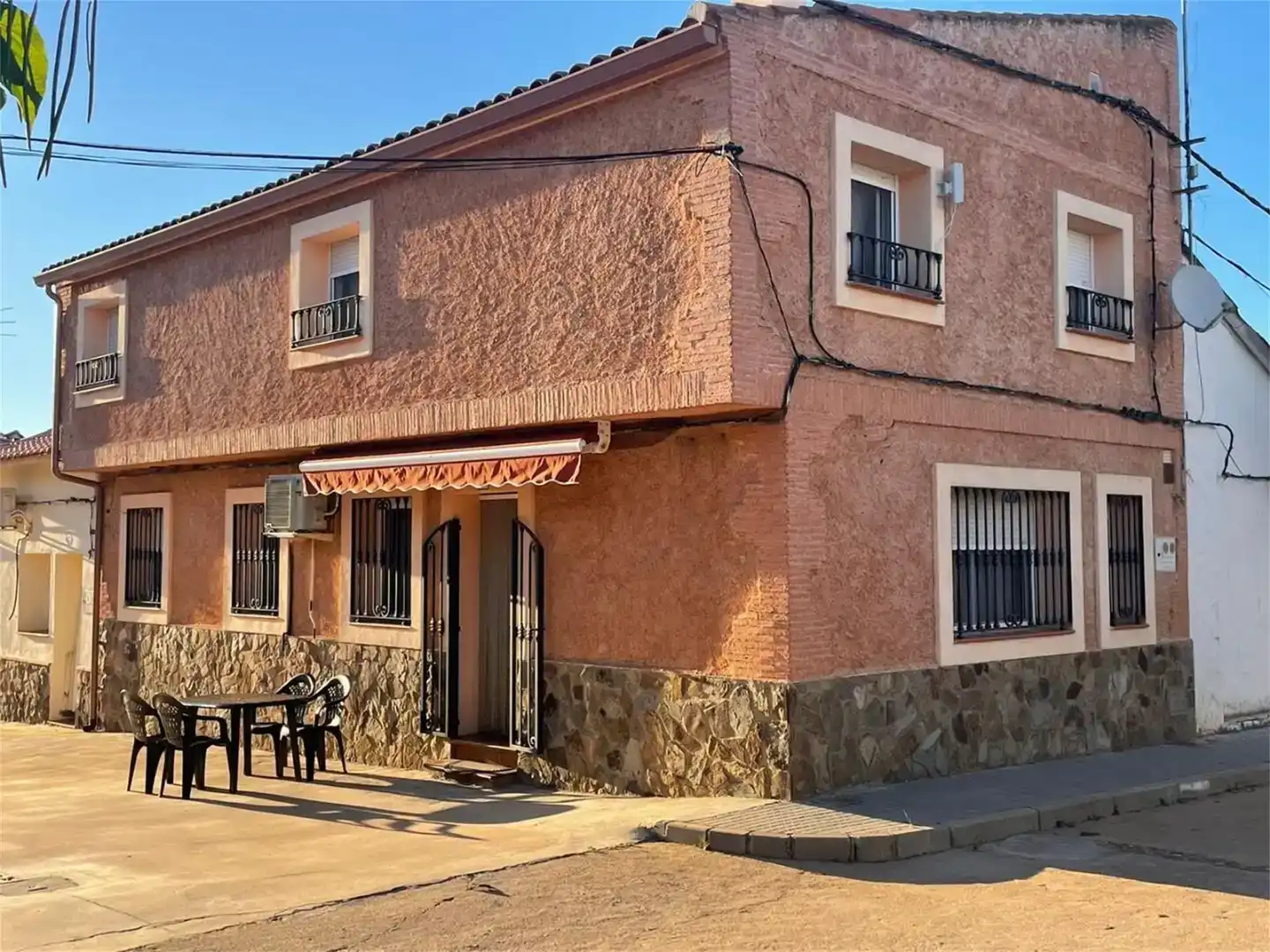 Vista exterior de Casa adosada en venda en Alía amb Aire condicionat, Traster i Forn