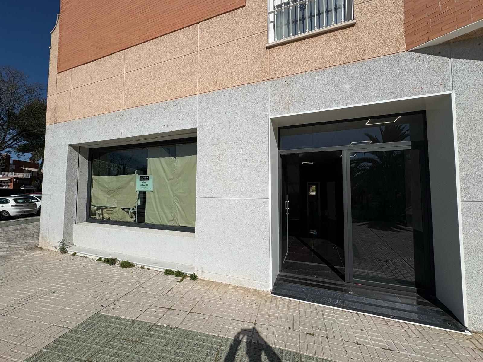 Vista exterior de Local en venda en  Sevilla Capital amb Aire condicionat