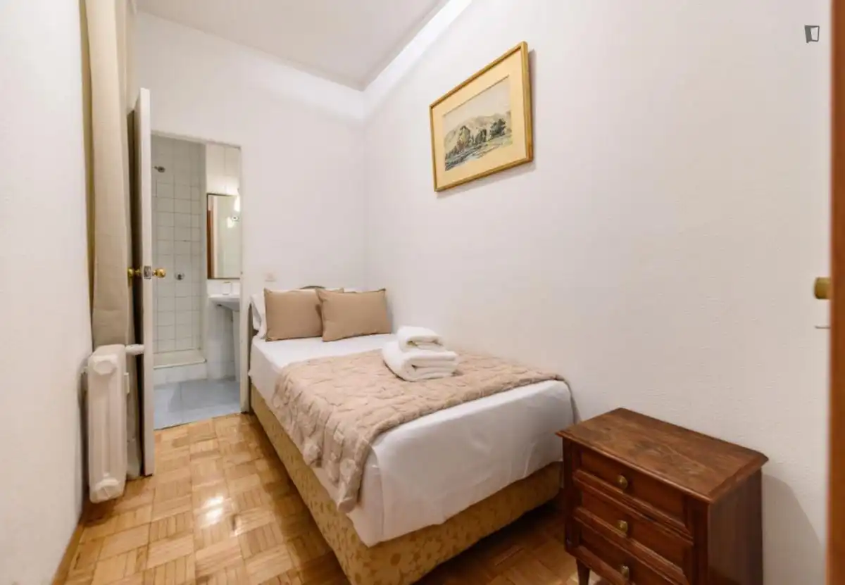 Dormitori de Apartament de lloguer en Madrid amb Aire condicionat, Moblat i Forn