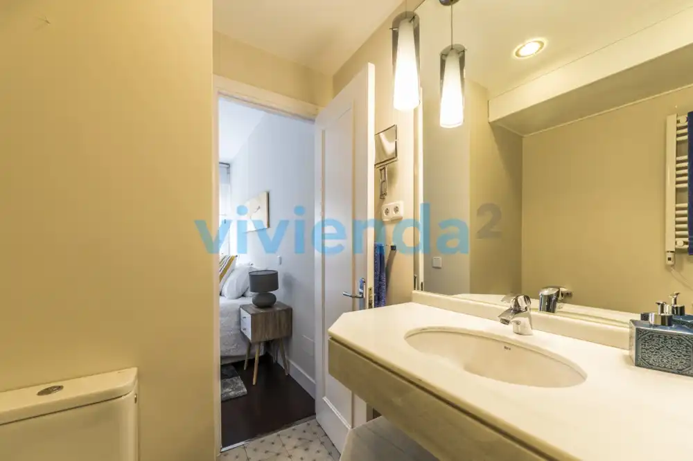 Badezimmer von Wohnung zur Miete in Madrid mit Klimaanlage und Heizung