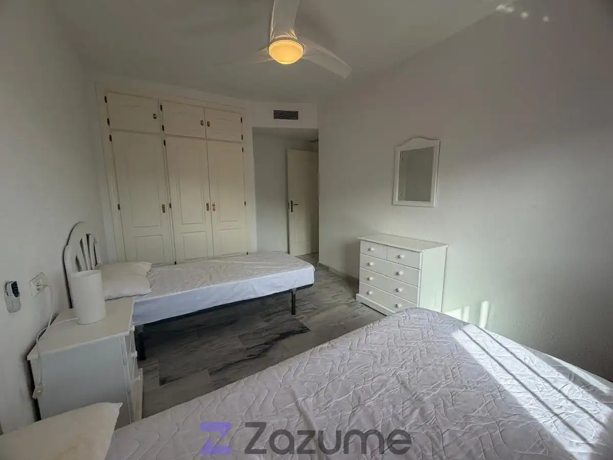 Habitación de Piso de alquiler en Manilva con Aire acondicionado, Terraza y Piscina