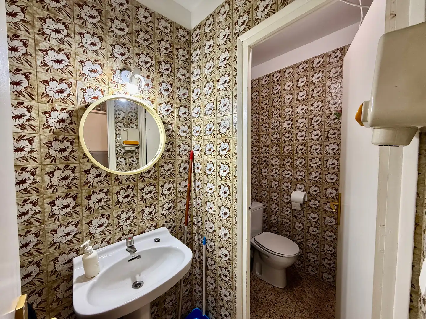 Baño de Local en venta en Cornellà de Llobregat