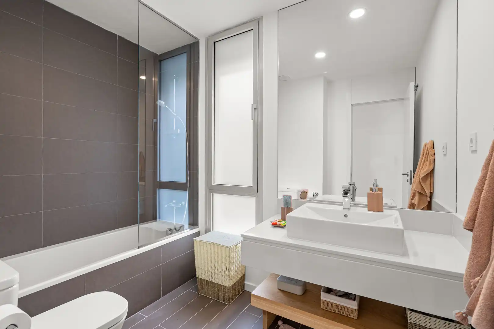 Baño de Casa adosada de alquiler en Estepona con Aire acondicionado, Terraza y Piscina