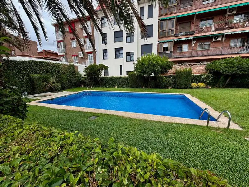 Piscina de Pis en venda en Madrid amb Aire condicionat, Calefacció i Jardí privat