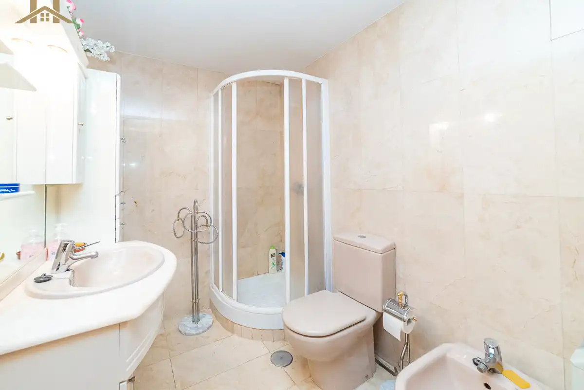 Badezimmer von Wohnungen zum Verkauf in Alcorcón mit Klimaanlage, Heizung und Schwimmbad