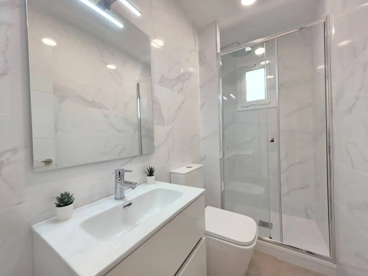 Badezimmer von Dachboden zum Verkauf in Barcelona mit Klimaanlage, Heizung und Parkett