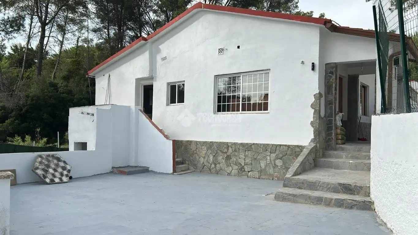 Vista exterior de Casa o xalet en venda en Rubí amb Aire condicionat i Terrassa