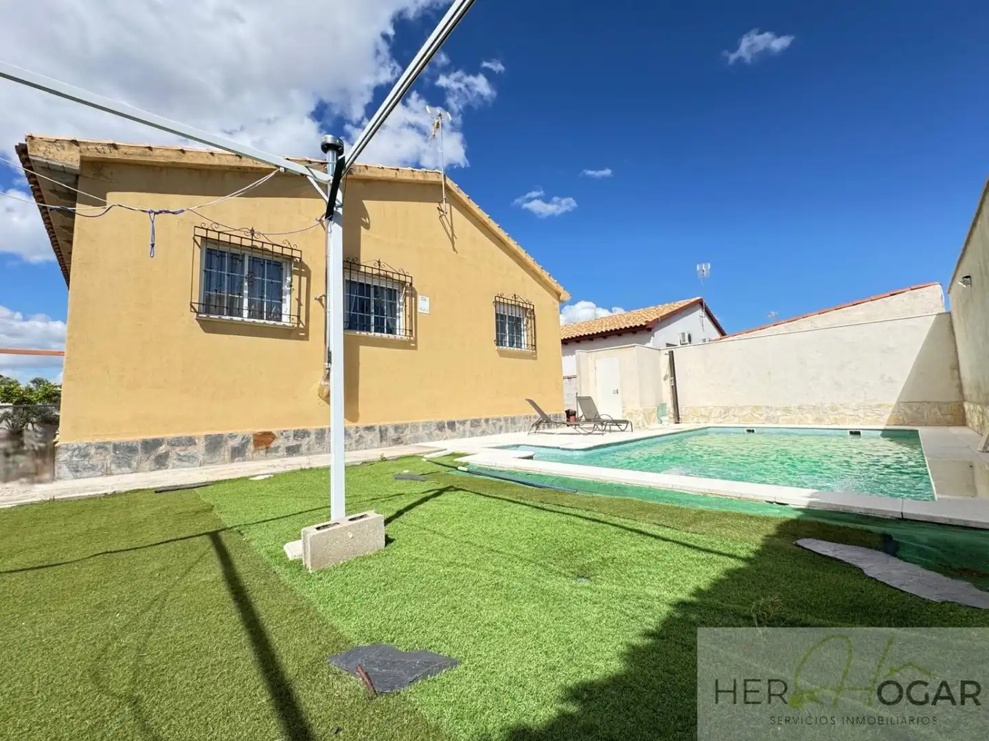 Vista exterior de Casa o chalet en venta en Burguillos de Toledo con Aire acondicionado, Calefacción y Jardín privado