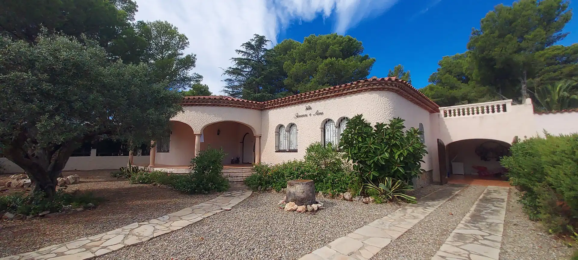 Chalet con jardín en venta en Carrer del Llobregat