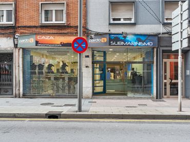 Locale commerciale in affitto a Calle de Llano Ponte
