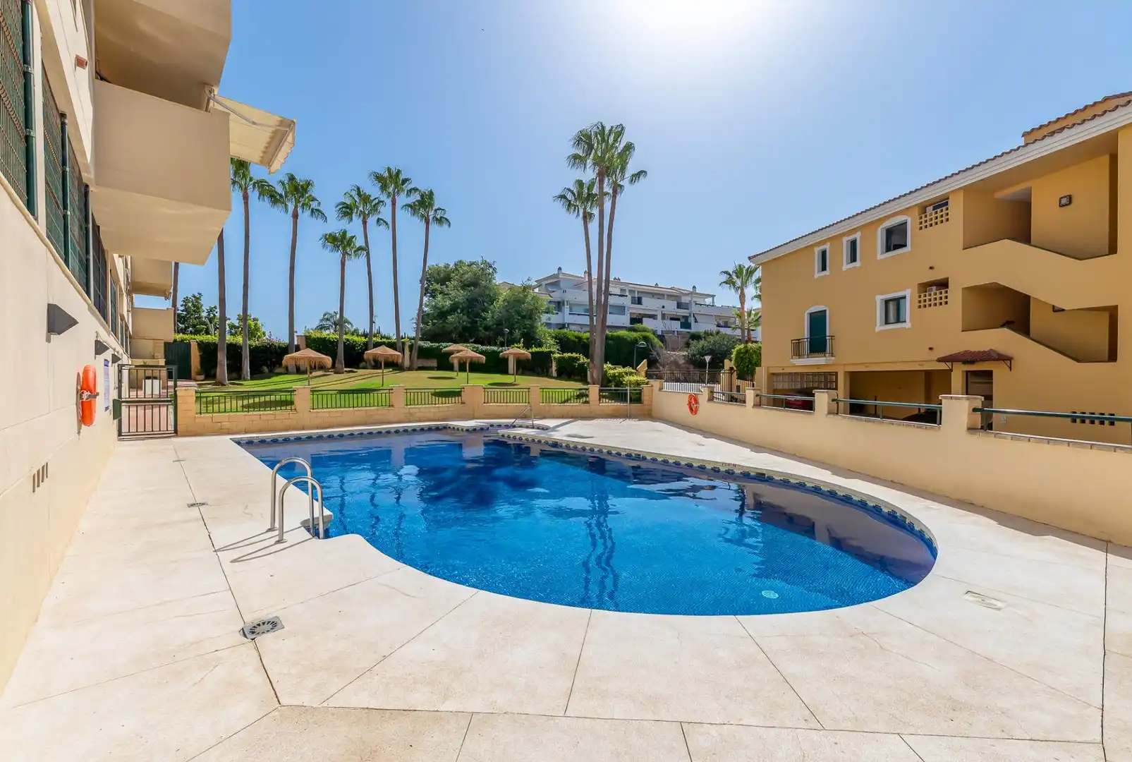 Piscina de Apartamento en venta en Benalmádena con Aire acondicionado, Calefacción y Jardín privado