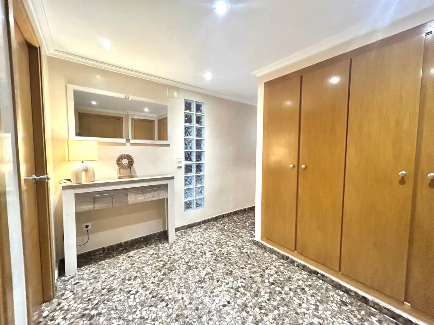 Flat for sale in Silla  with Air Conditioner, Storage room and Swimming Pool