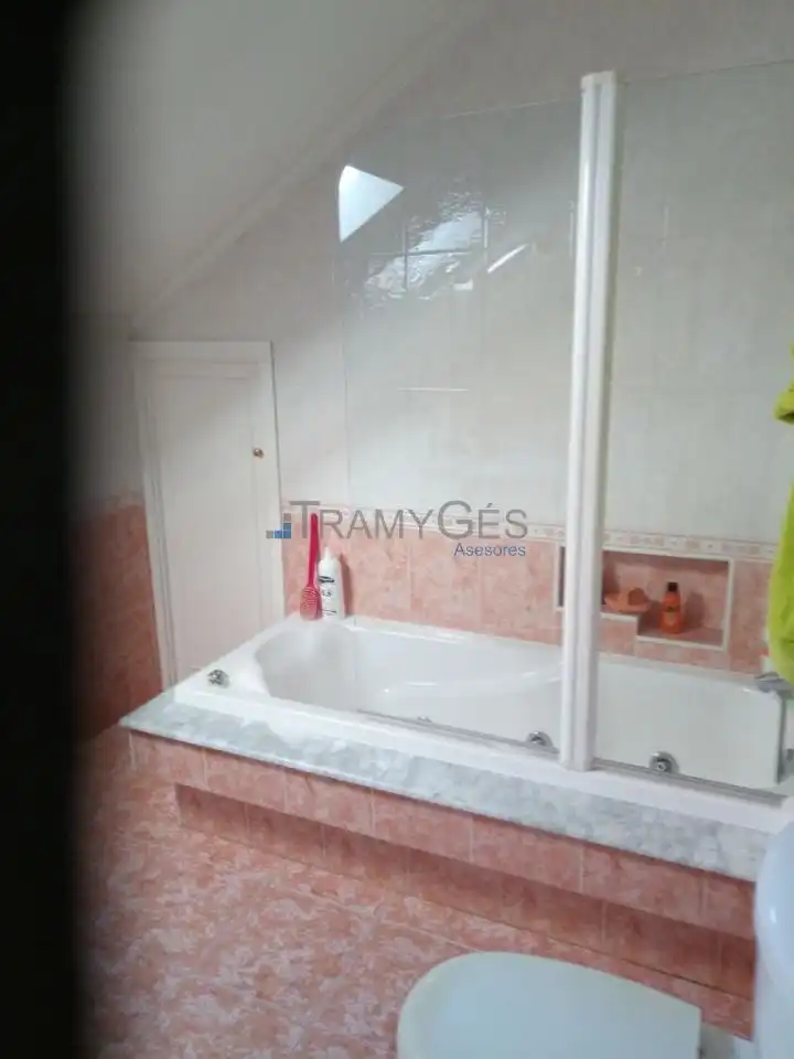 Baño de Casa adosada en venta en Vigo  con Calefacción, Jardín privado y Parquet