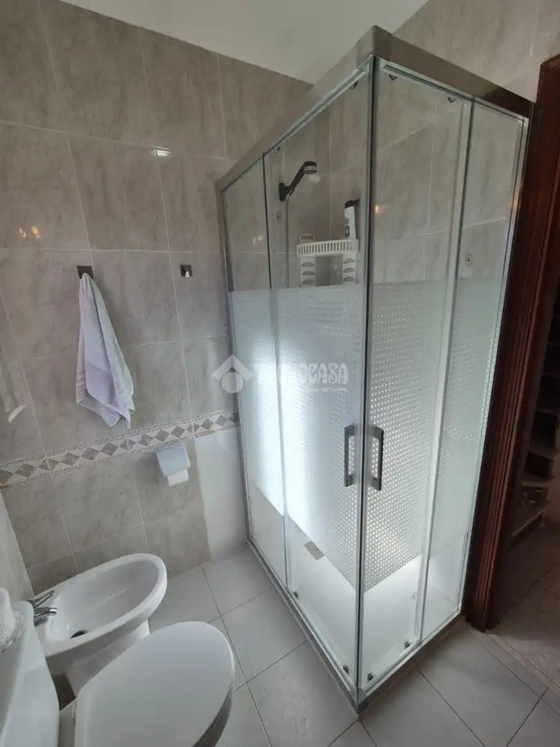 Badezimmer von Einfamilien-Reihenhaus zum Verkauf in Jadraque mit Heizung