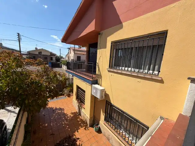 Vista exterior de Casa adosada en venta en Premià de Mar con Aire acondicionado, Calefacción y Jardín privado