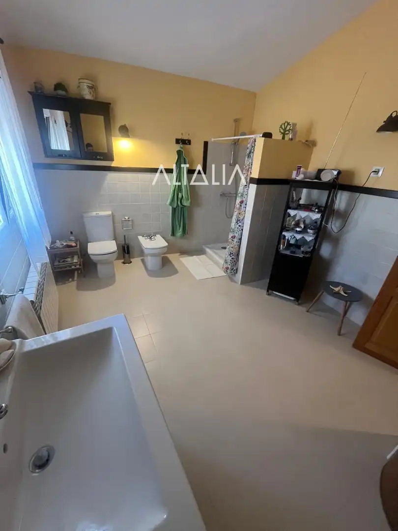 Bany de Casa o xalet en venda en Torrejoncillo del Rey amb Calefacció, Terrassa i Alarma